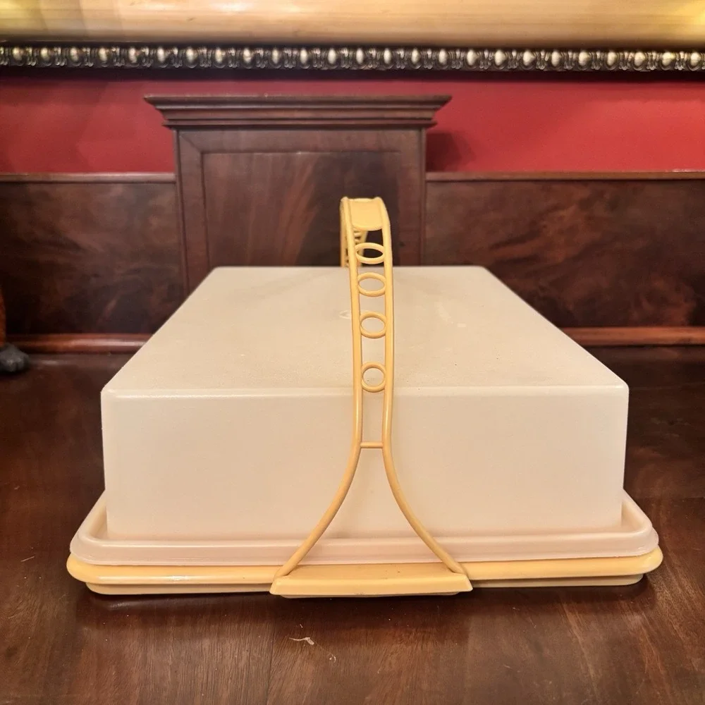 Vintage Tupperware Rectangular Cake Taker Carrier Harvest Gold Yellow Handle
